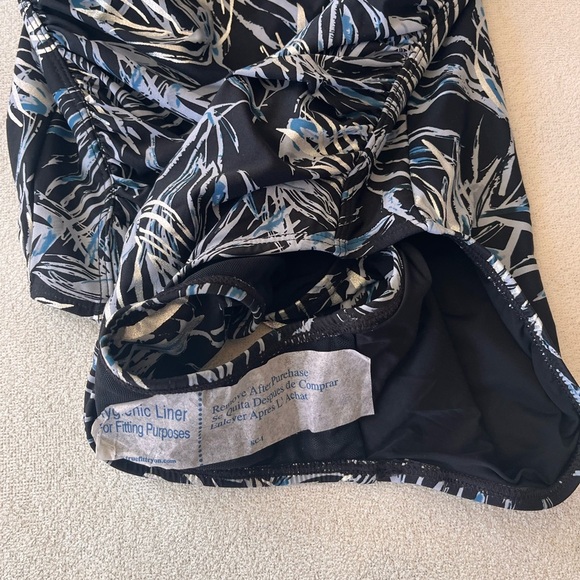 NWOT Nip/Tuck Palm Foil Twist Print One-Piece Tummy Control Multi-Cup Swimsuit - Picture 9 of 12
